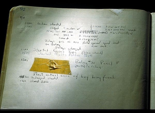 รูปถ่ายของบั๊กจริง ๆ ในสมุดจอของ Grace Hopper